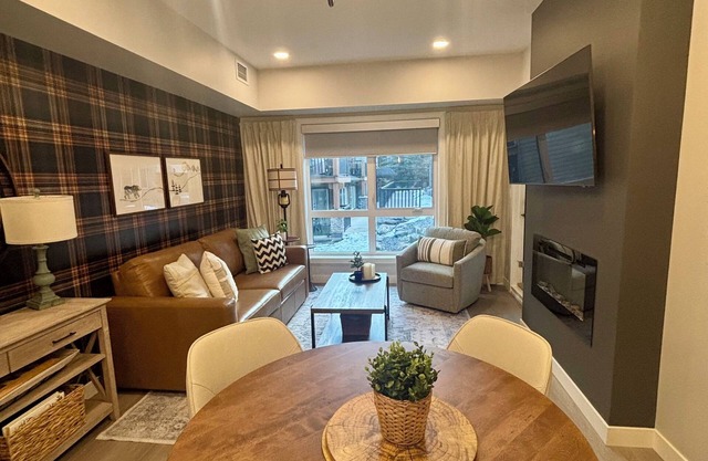 Brand New! Luxury in the Rockies: hot tub/pool/near Banff/patio views