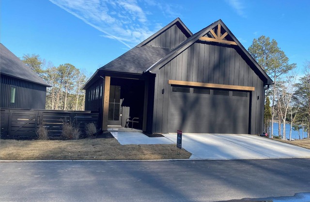 BRAND NEW! Luxurious Lakefront Property Perfect for Families & Friends!