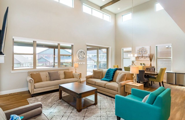 Brand New Luxury Mountain Home- Hot Tub, 3 King Beds, Bunk Beds, EVS car charger