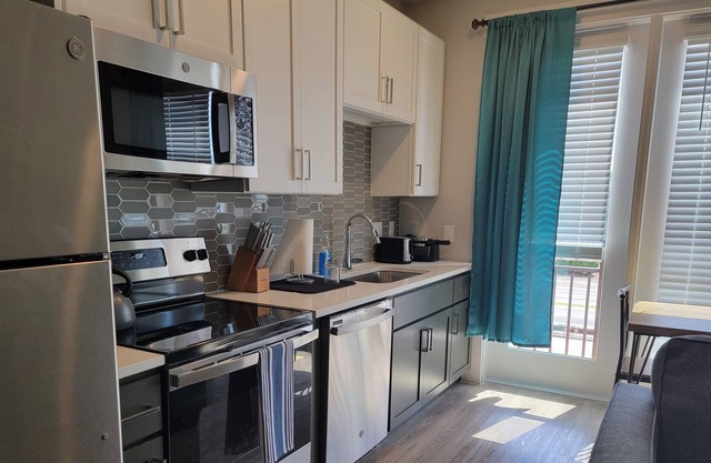 Brand new Luxury Studio mins from Downtown