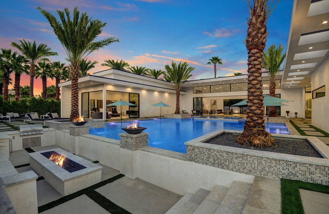 Brand New Luxury Vacation Rental, Private Resort Style Pool & Spa 2