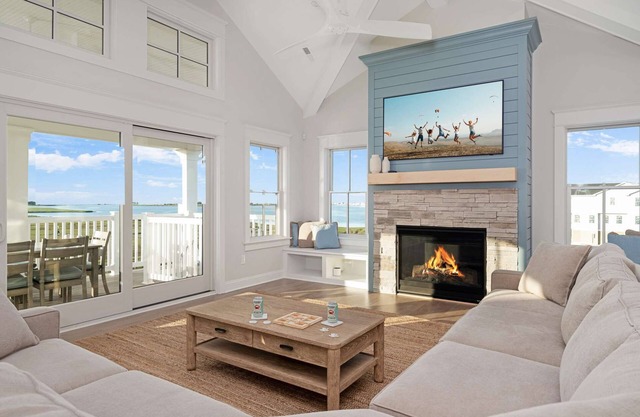 *Brand New* Luxury w/Pool, Privacy, Large Lot!