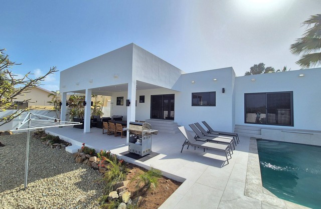 Brand New Modern 3-bedroom Villa with waterfall pool and minutes to Palm Beach!n