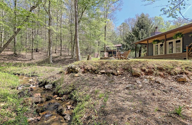 BRAND NEW! Romantic bungalow w/hot tub- minutes from downtown Blue Ridge