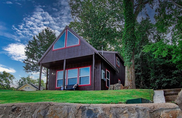 Brand New Shabby-Chic Cabin Downtown Hot Springs