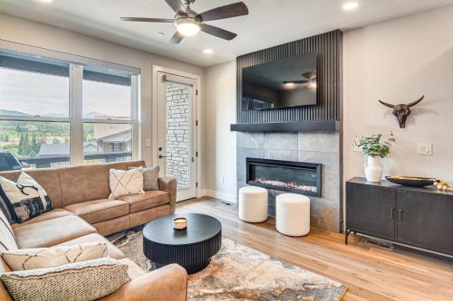 Brand-New Townhome with Hot Tub, 4 Mi to Winter Park