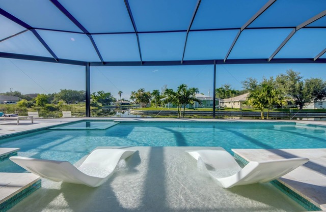 Brand-new villa for families heated saltwater pool+spa on the canal facing south