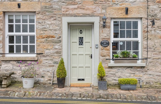 Brand New! Weavers cottage, Sleeps 4, town centre.