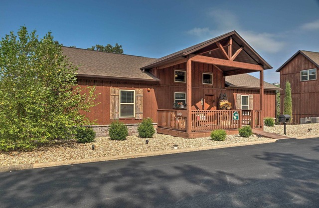 Branson West Cabin w/Pool Access & Golfing