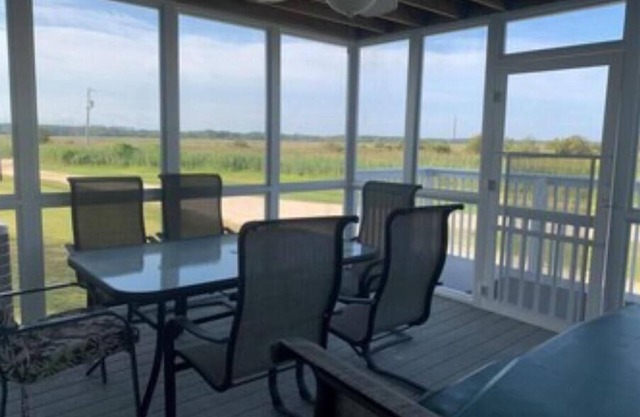 Breath-Taking Family Retreat On The Water!