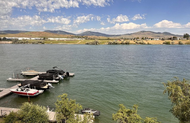 Breath Taking Waterfront View- family sized condo! End Unit