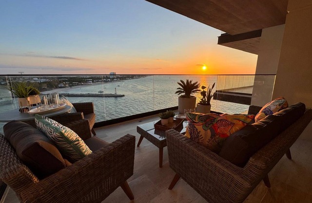 Breathtaking 2BR deluxe condo with stunning views