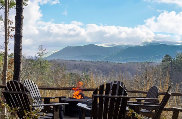 Breathtaking Mountain Views! 3 mins to Vineyard. Hot tub w/fireplace & firepit