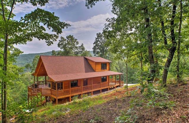 Breathtaking Murphy Cabin w/Deck & Mountain Views