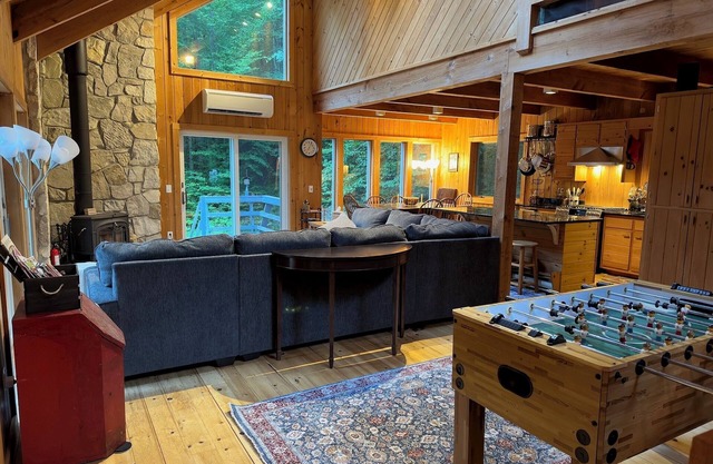 Breathtaking Post & Beam minutes from Jiminy Peak, Williamstown, Lenox & hiking