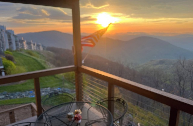 Breathtaking mountain views in a 2-bedroom condo at Wintergreen Resort