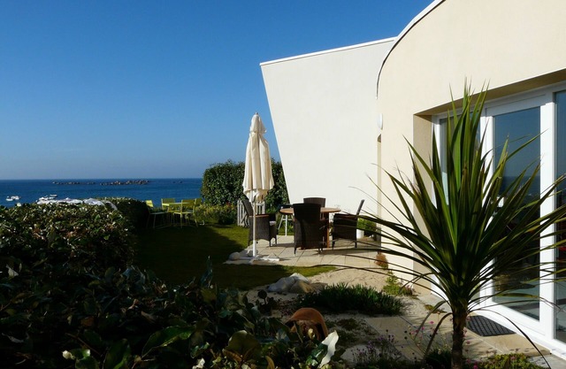 Breathtaking view for this beautiful waterfront apartment.