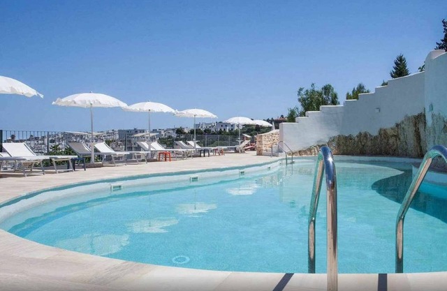 Breathtaking view from the balcony, pool front house, free parking, beach at 8'