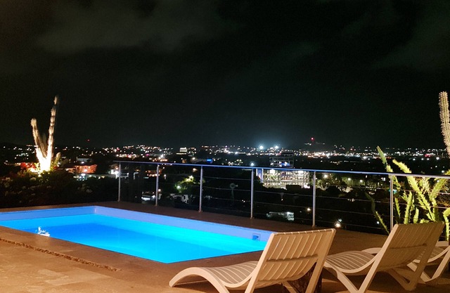 Breathtaking view, privacy, private pool, 10 min to beaches, restaurants, city!