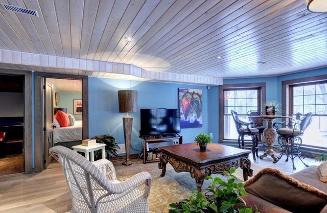 Breathtaking views of lakefront!