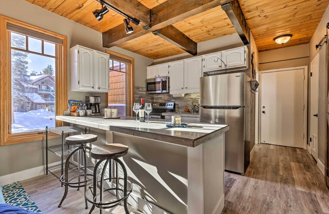 Breck Condo w/Hot Tub Access: Walk to Main St!