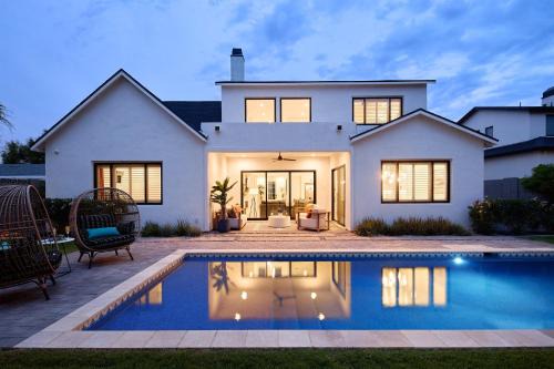 Breeze - Sparkling Pool - Mins to Old Town