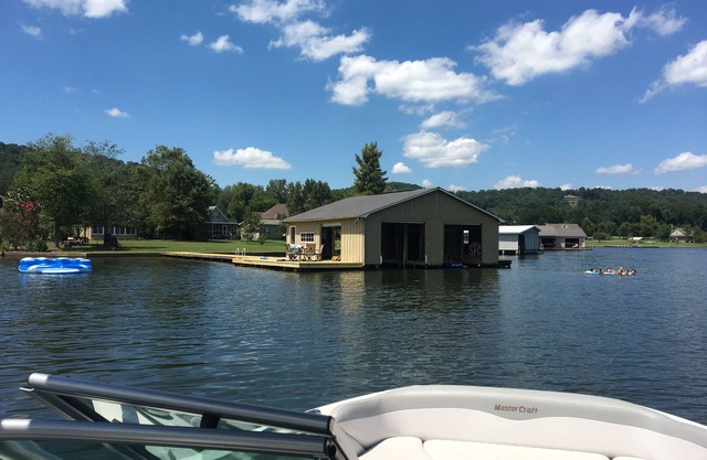 Breezeway Bay Waterfront Cabin with New Boathouse/Plenty of parking