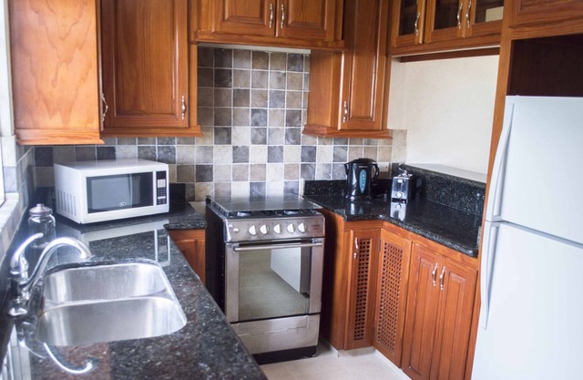 Breezy 2 Bedroom Townhouse w/ portable Wifi