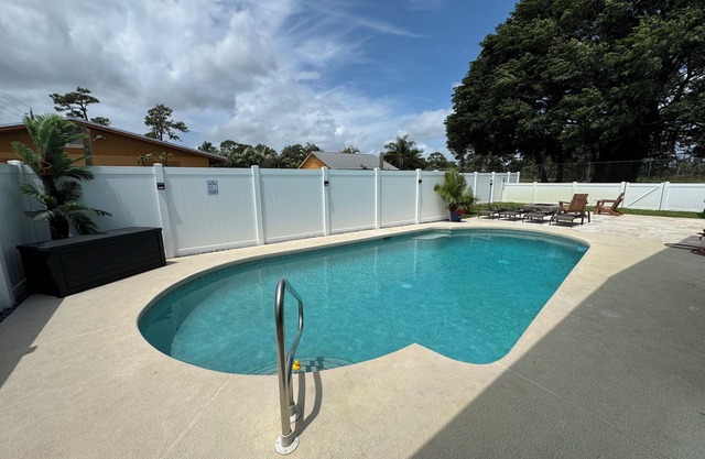 Breezy 4BR w/Golf Clubs + Heated Pool + Tiki Bar