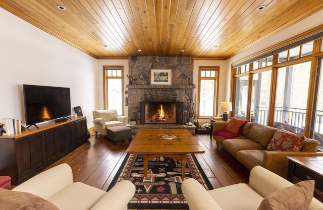 Breezy Lake Joe family cottage w/SUP, kayaks + bar area on the dock