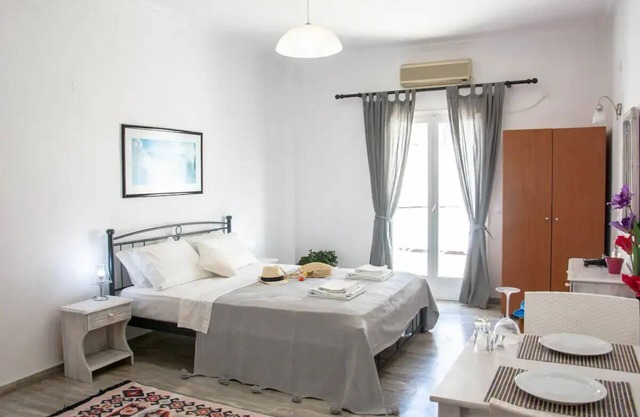 Breezy studio, 3min walk from Kamari beachnn