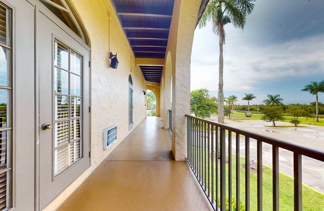 Breezy studio with game room, heated pool, tennis, restaurant, BBQ area, gym