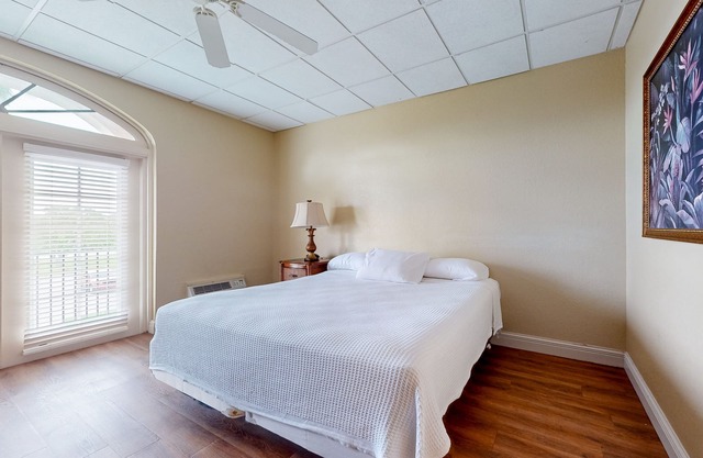 Breezy studio with game room, heated pool, restaurant, tennis, BBQ, gym, W/D, AC