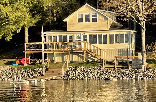Brewer Lake 3 bed/1.5 bath Waterfront Cottage