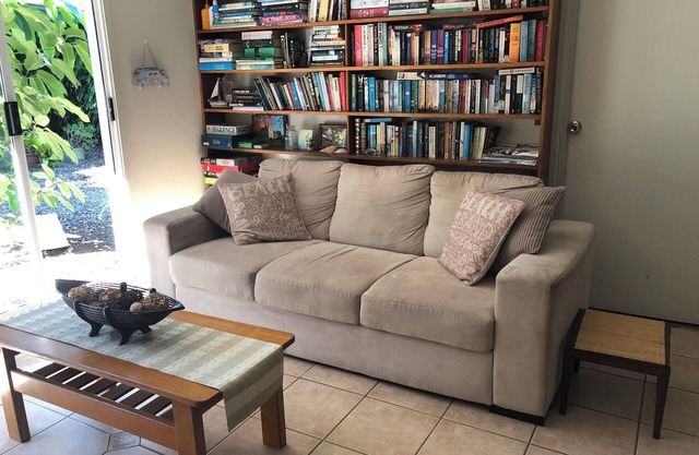 Bribie Island Pet Friendly 7 min walk to Jetty and RSL