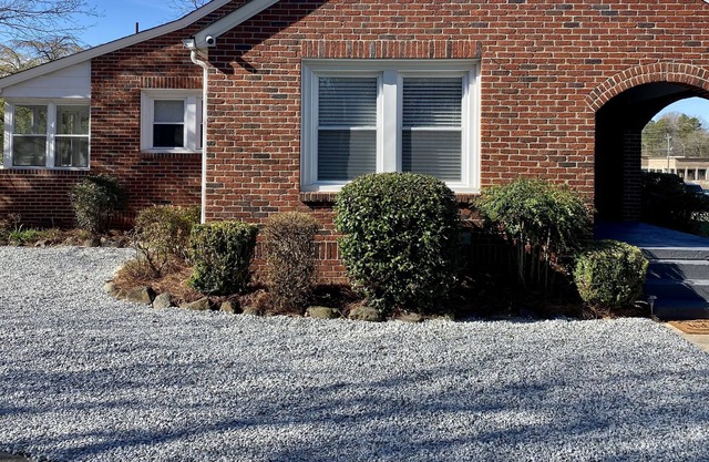 Brick Cottage Style for Extended Stay, Travel Pros, Convenient to Many Locations