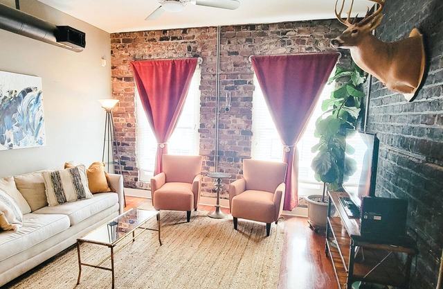 Brick on Broughton-*Spacious Downtown Loft near Plant Riverside*