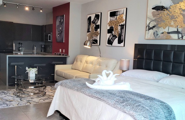 Brickell Bliss Studio + Amenities. Steps to Best Bars, Eats & Mall. Relax & Play