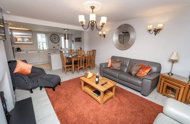 Bridge House Apartment 1 - an apartment that sleeps 6 guests in 3 bedrooms