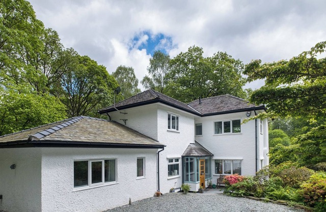 BRIDGE HOWE, luxury holiday cottage, with a garden in Ambleside