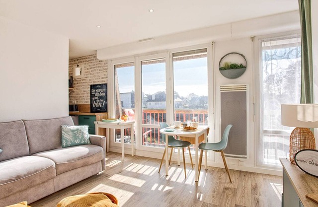 Bright studio with balcony and parking near the beach