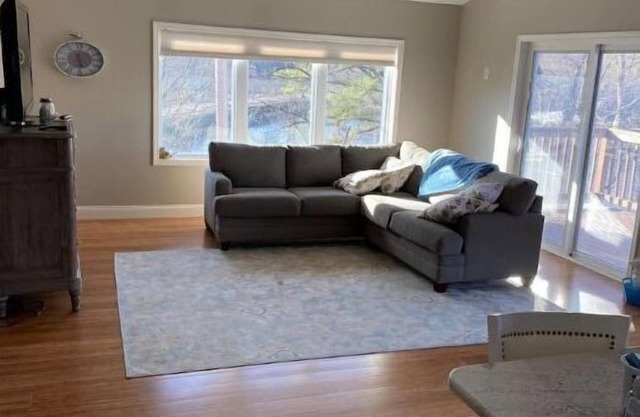 Bright 2-bedroom lake view home