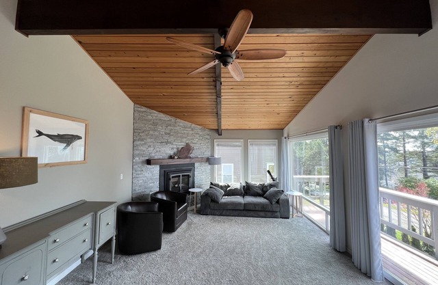 Bright 2 bedroom with ocean and forest views - pet friendly!