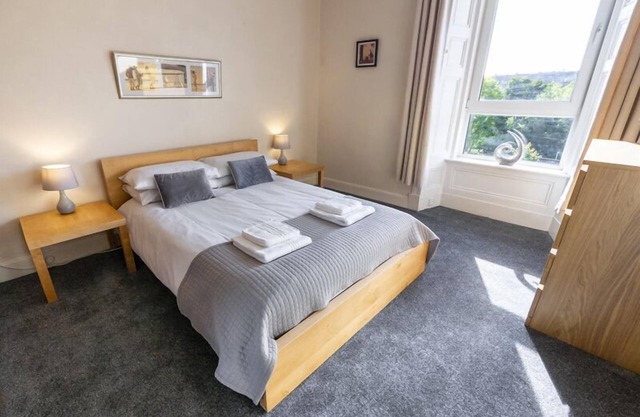 ☆ Bright, 2 Bedroom West End Apartment ☆