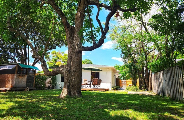 Bright 2-BR &backyard mins to las olas/beach/airport