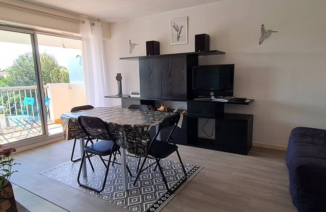Bright 2-Room Apartment with Terrace and Parking, Close to Beaches and Shops