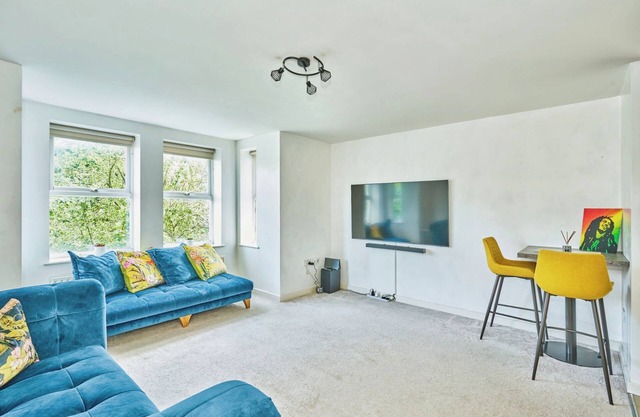 Bright 2BR Flat Near Croydon Transit