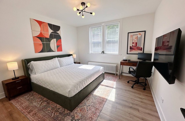 Bright 2BR - King Bed + Desk - Near: Northwestern-Chicago-Beaches