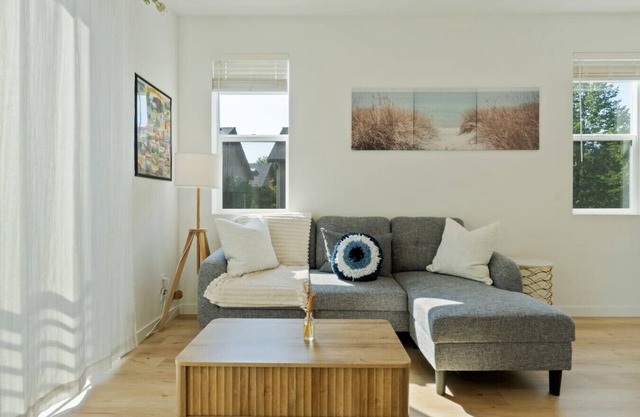 Bright 2BR Townhome | Easy Access to Downtown & UW