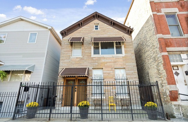 Bright 3BR/1BA FREE Parking/Laundry in Pilsen. Minutes from Downtown